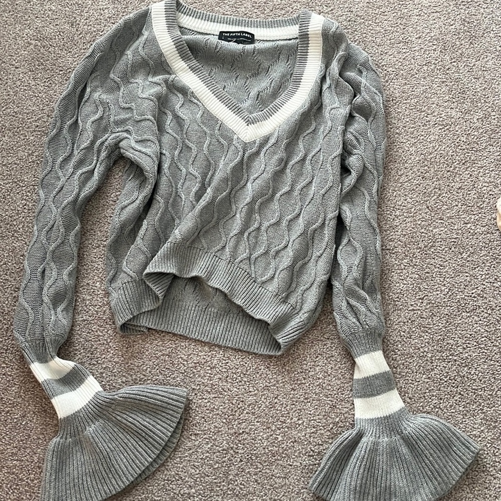 Sweater w puff sleeves at bottoms